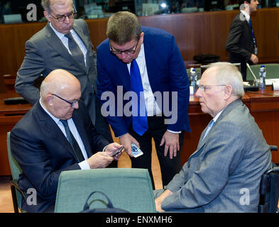 Bruxelles, Belgique, le 12 mai 2015. -- Finances & Comptabilité publique ministre Michel Sapin (L) parle avec le Ministre allemand des Finances Wolfgang Schäuble (Schaeuble) (R) avant une réunion des ministres des finances de l'Union européenne au Conseil de l'UE autre siège. Également présent Pierre Sellal (en haut à gauche) et Bruno Bézard (en haut à droite) (Photo : Thierry Monasse/DPA) - AUCUN FIL SERVICE - Banque D'Images