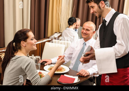 Déjeuner d'affaires waiter taking order at restaurant Banque D'Images
