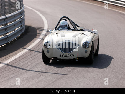 A 1955, voiture de course Austin Healey 100M sortant de la piste de la fosse pendant la journée des médias Silverstone Classic. Banque D'Images