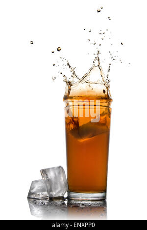 Belle touche de cola en verre et des cubes de glace isolated on white Banque D'Images