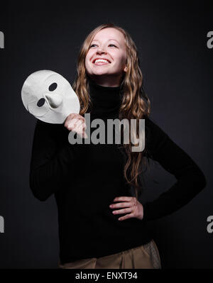 Touche Bas Portrait of a Beautiful woman holding mask Banque D'Images