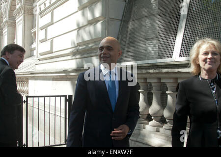 Westminster London, UK. 12 mai 2015. Nouvelle Culture Secrétaire John Whittingdale (L) et Secrétaire Sajid Javid (R) est arrivé à Downing Street pour la première réunion du cabinet depuis le remaniement après la victoire électorale du parti conservateur : Crédit amer ghazzal/Alamy Live News Banque D'Images