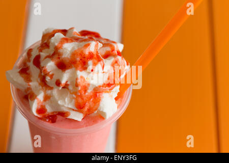 Sweet strawberry milkshake et frappe - et le lait glacé mélangé avec whiping crème Banque D'Images