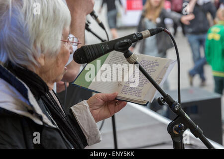 Berlin, Allemagne. Le 08 mai, 2015. Le 91-year-old, survivant d'Auschwitz Esther Bejarano, raps avec le groupe « microphone Mafia' pour la paix et une société humaine au Festival de la paix à Berlin, Allemagne, 08 mai 2015. Photo : LUTZ MUELLER-BOHLEN/DPA - PAS DE FIL - SERVICE/dpa/Alamy Live News Banque D'Images