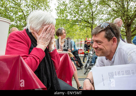 Berlin, Allemagne. Le 08 mai, 2015. Le 91-year-old, survivant d'Auschwitz Esther Bejarano, rencontres Rainer Hoess, le petit-fils de Rudolf Hoess, commandant du camp d'Auschwitz, pour la première fois à la fête de la paix à Berlin, Allemagne, 08 mai 2015. Photo : LUTZ MUELLER-BOHLEN/DPA - PAS DE FIL - SERVICE/dpa/Alamy Live News Banque D'Images