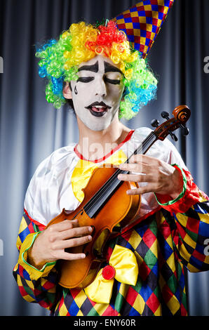 Clown jouant du violon Banque D'Images