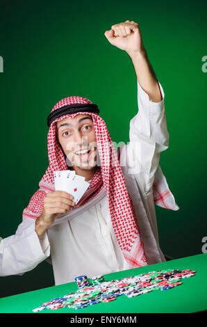 Jouer casino en arabe - concept de jeu avec l'homme Banque D'Images
