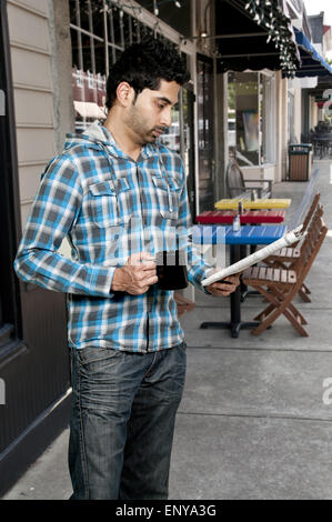 L'homme de boire du café avec du papier journal Banque D'Images