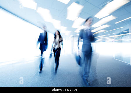 Business people walking via office floue Banque D'Images