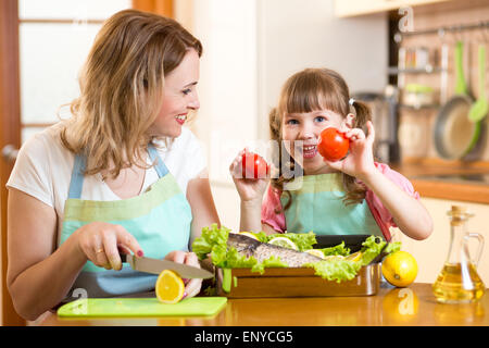 La mère et l'enfant la cuisine et s'amuser dans la cuisine Banque D'Images