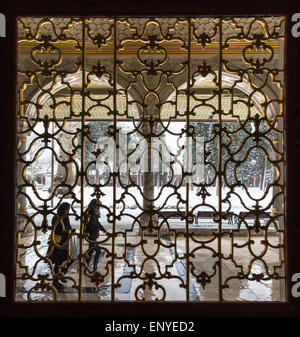 Dans le 2ème à la cour par une fenêtre décorative dans la salle de l'Impérial au Palais de Topkapi, Istanbul, Turquie. Banque D'Images