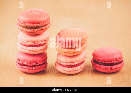 Fraise, framboise et rhubarbe macarons Banque D'Images