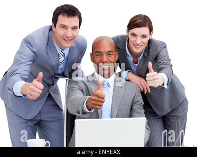 Les gens d'affaires avec les pouces en regardant un ordinateur portable sur un fond blanc. Banque D'Images