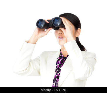 Surpris businesswoman looking through binoculars isolé sur fond blanc Banque D'Images