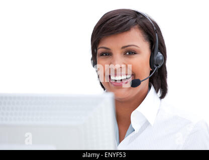 Portrait of a smiling customer service agent le travail à l'ordinateur sur un fond blanc. Banque D'Images