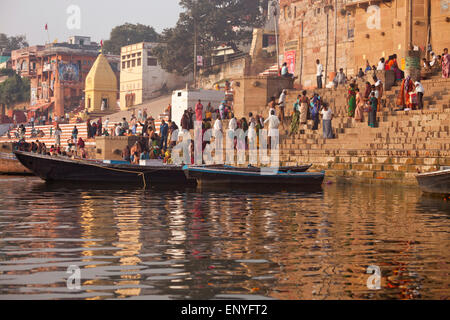 Ghats, bateaux et Ganga river à Varanasi, Uttar Pradesh, Inde, Asie Banque D'Images