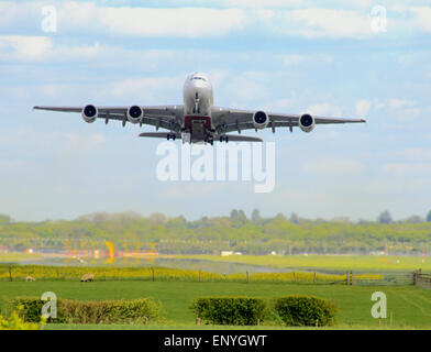 Londres, Gatwick Airport, Horley, Surrey, Royaume-Uni. 12 mai 2015. Royaume-Uni Météo : un après-midi chaud et lumineux avec des nuages dispersés. Emirates Airbus l'A380 se lève au large de la campagne Banque D'Images