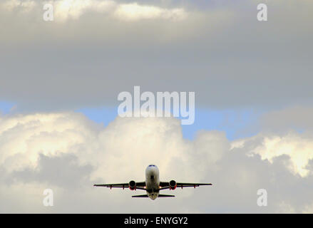 Londres, Gatwick Airport, Horley, Surrey, Royaume-Uni. 12 mai 2015. Royaume-Uni : un après-midi lumineux et chaleureux avec des nuages de dispersion Banque D'Images