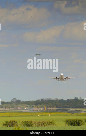 Londres, Gatwick Airport, Horley, Surrey, Royaume-Uni. 12 mai 2015. Royaume-Uni : un après-midi chaud et lumineux avec des nuages épars au décollage et à la terre au-dessus de La Campagne du printemps Banque D'Images