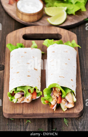 Wrap sandwiches avec la viande de poulet et légumes Banque D'Images