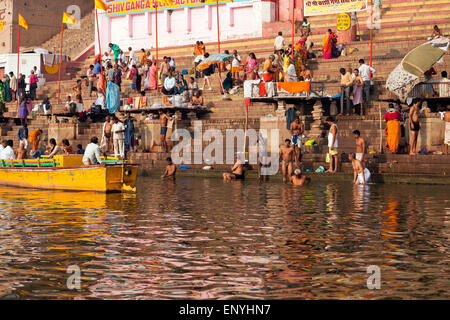 Les fidèles hindous se baigner dans le Gange, Varanasi, Uttar Pradesh, Inde, Asie Banque D'Images