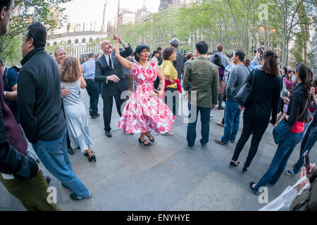 Des centaines channel leur âme de Fred Astaire et Ginger Rogers comme ils waltz la nuit sur la soirée d'ouverture de la danse de Bryant Park, avec une valse Ball, à New York le Mercredi, Mai 6, 2015. Tout le monde, des débutants aux compétiteurs amateurs ont participé à l'événement hebdomadaire, avec un autre style de danse chaque semaine. La musique live et l'instruction a félicité l'événement populaire. (© Richard B. Levine) Banque D'Images