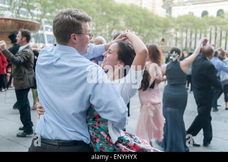 Des centaines channel leur âme de Fred Astaire et Ginger Rogers comme ils waltz la nuit sur la soirée d'ouverture de la danse de Bryant Park, avec une valse Ball, à New York le Mercredi, Mai 6, 2015. Tout le monde, des débutants aux compétiteurs amateurs ont participé à l'événement hebdomadaire, avec un autre style de danse chaque semaine. La musique live et l'instruction a félicité l'événement populaire. (© Richard B. Levine) Banque D'Images