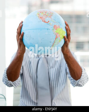 Afro-american businessman holding a globe terrestre Banque D'Images