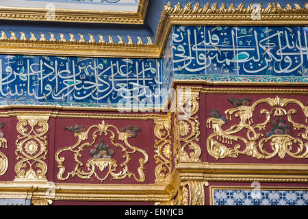 Détail de la décoration murale dans la salle du trône impérial dans le Harem du Palais de Topkapi. Point du sérail, Sultanahmet, Istanbul Banque D'Images