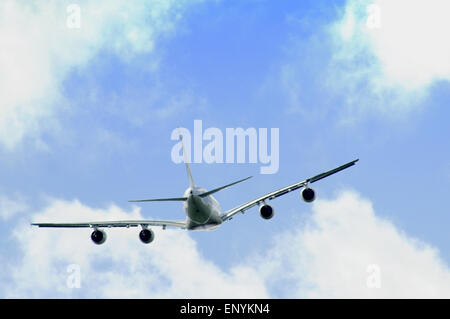 Londres, Gatwick Airport, Horley, Surrey, Royaume-Uni. 12 mai 2015. Royaume-Uni Météo : un après-midi chaud et lumineux avec des nuages dispersés. Emirates Airbus A 380 se trouve après le décollage Banque D'Images