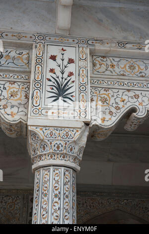 L'Inde, Agra. Le Fort Rouge d'Agra. Forteresse de grès fondée en 1565. Détail de l'ornate inlay en mur. Banque D'Images