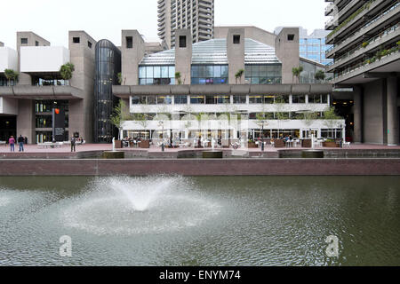 Des gens assis à des tables à l'extérieur du Barbican Arts Centre restaurant sur la terrasse du lac à Londres EC2Y England UK KATHY DEWITT Banque D'Images