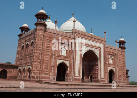 L'Inde, Agra, le Taj Mahal. Célèbre monument mémorial à la Reine Mumtaz Mahal, vers 1632. UNESCO World Heritage Site. Mausolée de côté. Banque D'Images