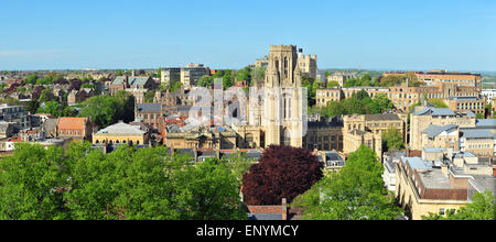 Une vue panoramique de Bristol, y compris les testaments Memorial Building vu du haut de la tour Cabot à Brandon Hill à Bristol. Banque D'Images