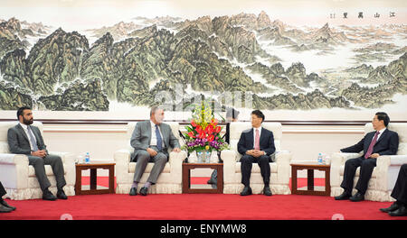 Beijing, Chine. 12 mai, 2015. Meng Jianzhu(2R), membre du Bureau politique du Parti communiste chinois (PCC) Comité Central et également chef de la Commission pour les affaires politiques et juridiques du Comité central du PCC, rencontre avec l'Afghanistan Le ministre de l'intérieur Noorol Olomi haq à Beijing, capitale de Chine, le 12 mai 2015. Credit : Wang Ye/Xinhua/Alamy Live News Banque D'Images