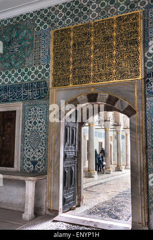 À la recherche de la salle avec une fontaine dans la cour de la eunuques dans le noir au Harem du Palais de Topkapi, Istanbul, Turquie. Banque D'Images