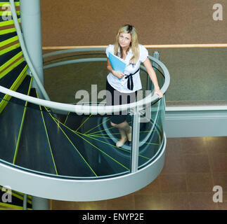 En montant un escalier Businesswoman in office Banque D'Images