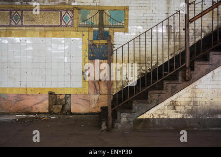 Sections désaffectées de la station de métro Chambers Street sont endommagés et sale, vu le dimanche, Mai 10, 2015. Richard B. Levine) Banque D'Images