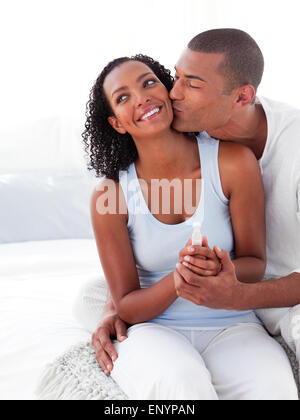 Cheerful couple trouver les résultats d'un test de grossesse dans la chambre à coucher Banque D'Images