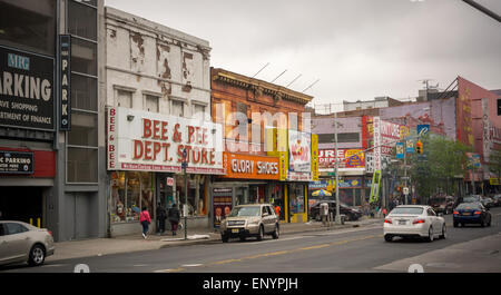 Les commerces de détail dans le moyeu dans le quartier de Melrose du Bronx à New York Dimanche, 10 mai 2015. (© Richard B. Levine) Banque D'Images