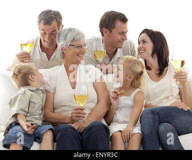 Boire du vin de la famille et des enfants manger des biscuits Banque D'Images