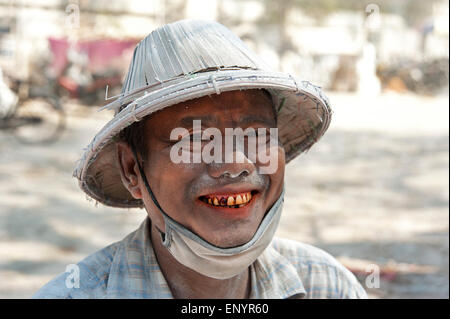 Portrait of a smiling happy en carver de nez rouges de bétel couvert de poussière de marbre blanc à Mandalay, Myanmar Banque D'Images