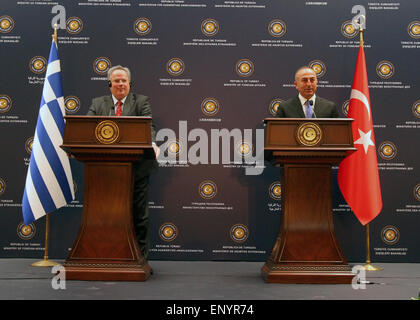 Ankara, Turquie. 12 mai, 2015. Le Ministre turc des affaires étrangères, Mevlut Cavusoglu (R) et la visite du ministre des Affaires étrangères grec Nikos Kotzias tenir une conférence de presse conjointe à Ankara, Turquie, le 12 mai 2015. Credit : Mustafa Kaya/Xinhua/Alamy Live News Banque D'Images