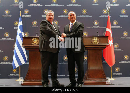 Ankara, Turquie. 12 mai, 2015. Le Ministre turc des affaires étrangères, Mevlut Cavusoglu (R) et la visite du ministre des Affaires étrangères grec Nikos Kotzias tenir une conférence de presse conjointe à Ankara, Turquie, le 12 mai 2015. Credit : Mustafa Kaya/Xinhua/Alamy Live News Banque D'Images