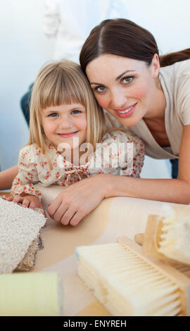 Smiling mother and her daughter décoration d'une chambre Banque D'Images