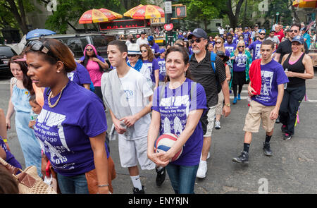 Membres et sympathisants du groupe Milagros jour dans le monde de participer à leurs mères à pied contre la violence domestique à partir de City Hall de New York le jour de la Fête des Mères, Dimanche 10 Mai, 2015. Plusieurs centaines d'hommes, femmes et enfants, certains d'entre eux victimes, ont participé à leur réchauffer Pep Rally et traversé le pont pour recueillir des fonds et de sensibilisation pour les victimes de violence domestique. (© Richard B. Levine) Banque D'Images