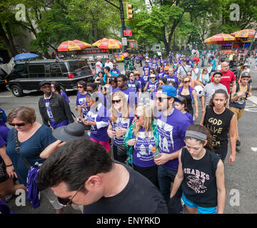 Membres et sympathisants du groupe Milagros jour dans le monde de participer à leurs mères à pied contre la violence domestique à partir de City Hall de New York le jour de la Fête des Mères, Dimanche 10 Mai, 2015. Plusieurs centaines d'hommes, femmes et enfants, certains d'entre eux victimes, ont participé à leur réchauffer Pep Rally et traversé le pont pour recueillir des fonds et de sensibilisation pour les victimes de violence domestique. (© Richard B. Levine) Banque D'Images