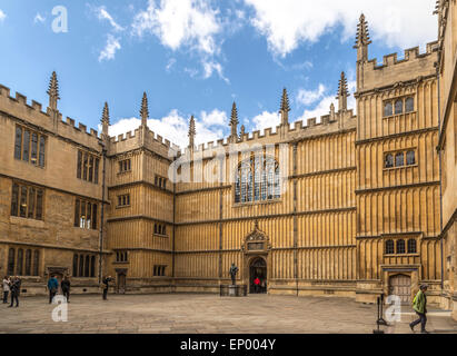 Vue sur la cour de la Bodleian Library et statue de Sir Thomas Bodley (Scholar et fondateur de la bibliothèque) Oxford, Angleterre, Royaume-Uni. Banque D'Images