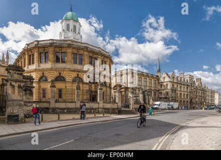 Voir à partir de la rue large sur le Sheldonian Theatre, conçu par Christopher Wren, à Oxford, Angleterre, Oxfordshire, Royaume-Uni. Banque D'Images