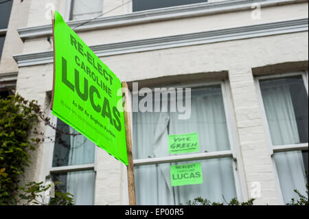 Ferme soutien à Caroline Lucas du Parti Vert sur les rues de Brighton & Hove dans la perspective de l'élection générale de 2015. Banque D'Images